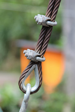 Los cables tensores estabilizan las estructuras altas