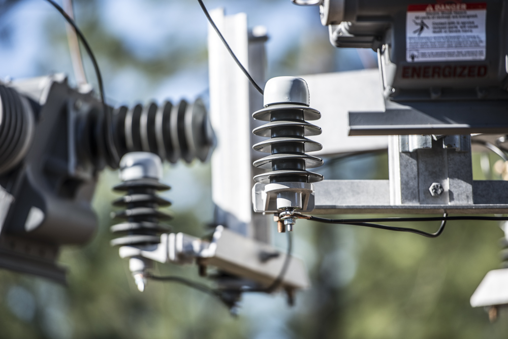 Pararrayos de distribución que protegen la infraestructura eléctrica