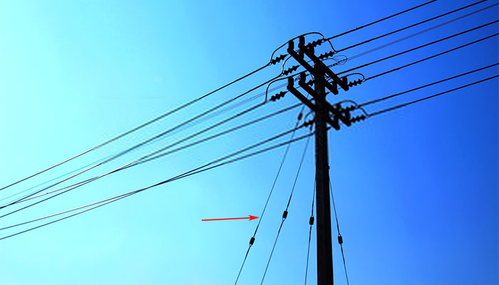 Cables tensores para postes que sostienen estructuras altas