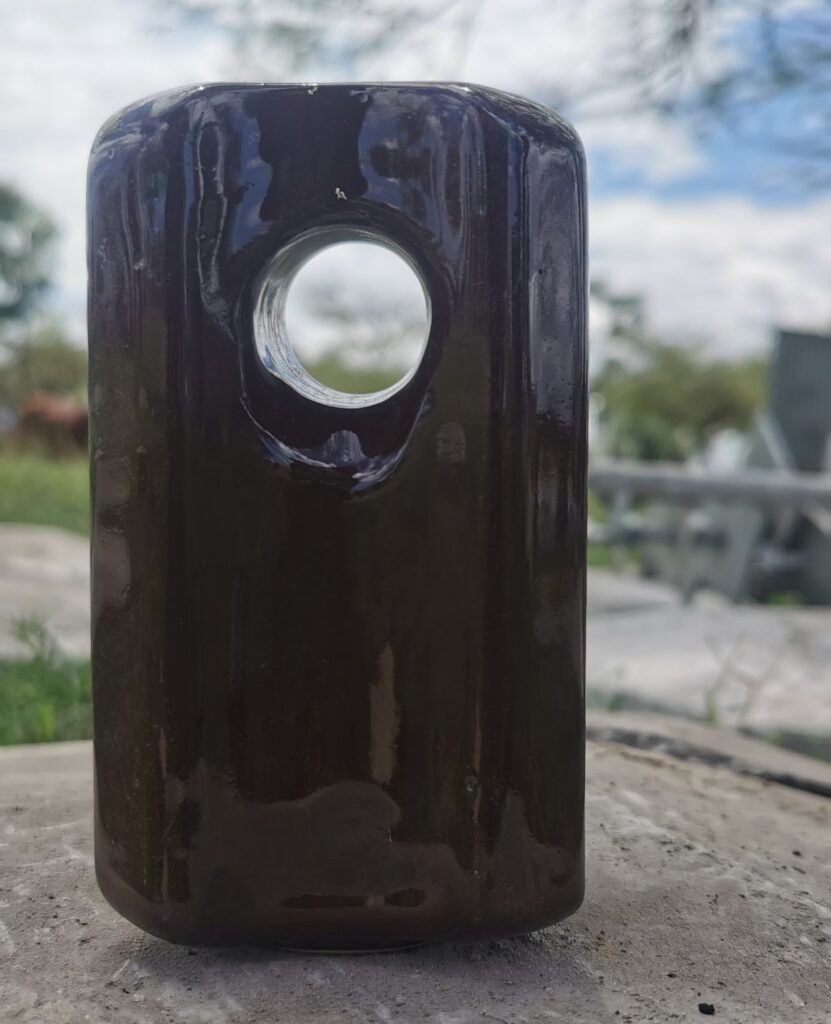 Los aisladores atirantados aísla la infraestructura eléctrica de daños.