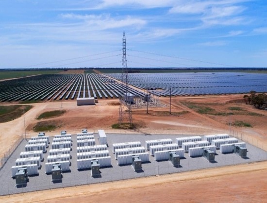 Energía solar integrándose en el almacenamiento y la red principal