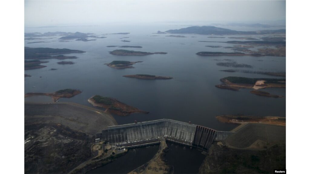 Presa de Guri que produce energía hidroeléctrica