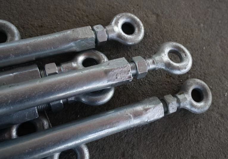 Tirantes de soporte que estabilizan postes y estructuras en medio de inundaciones