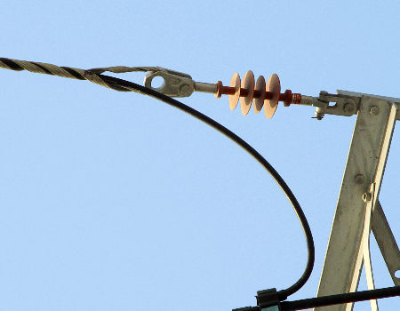 Abrazaderas helicoidales de remate que soportan conductores aéreos