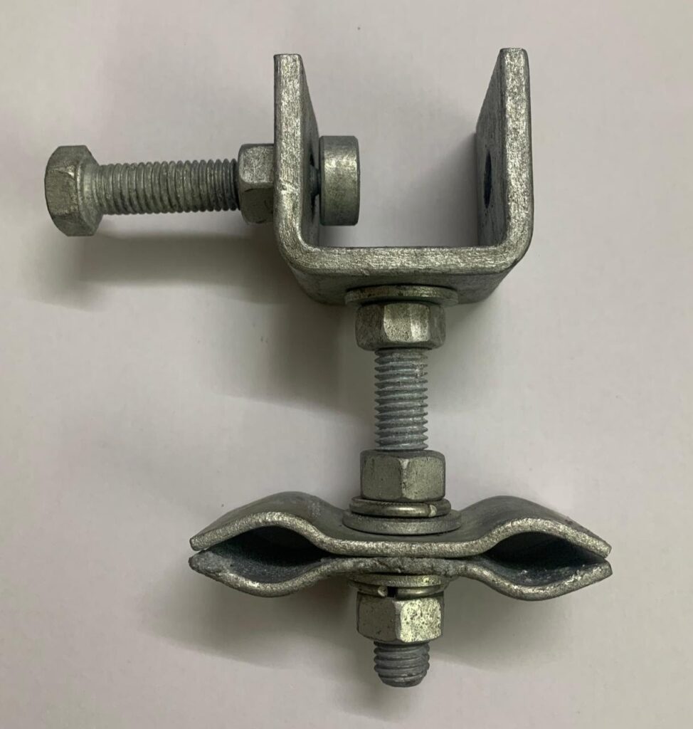 Las abrazaderas de bajada fijan los conductores a la infraestructura.