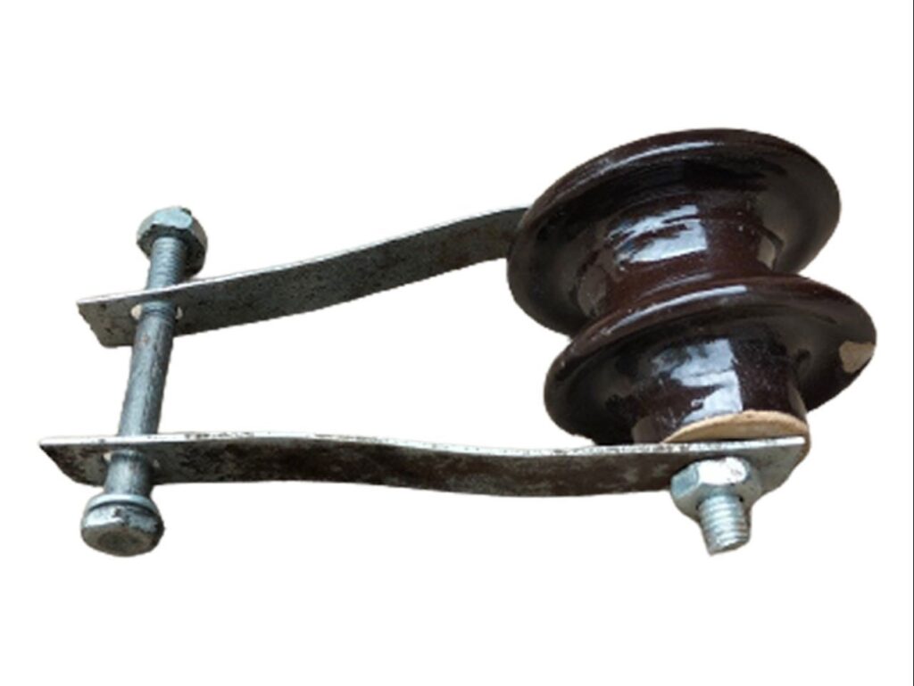 Aislador de grillete metálico