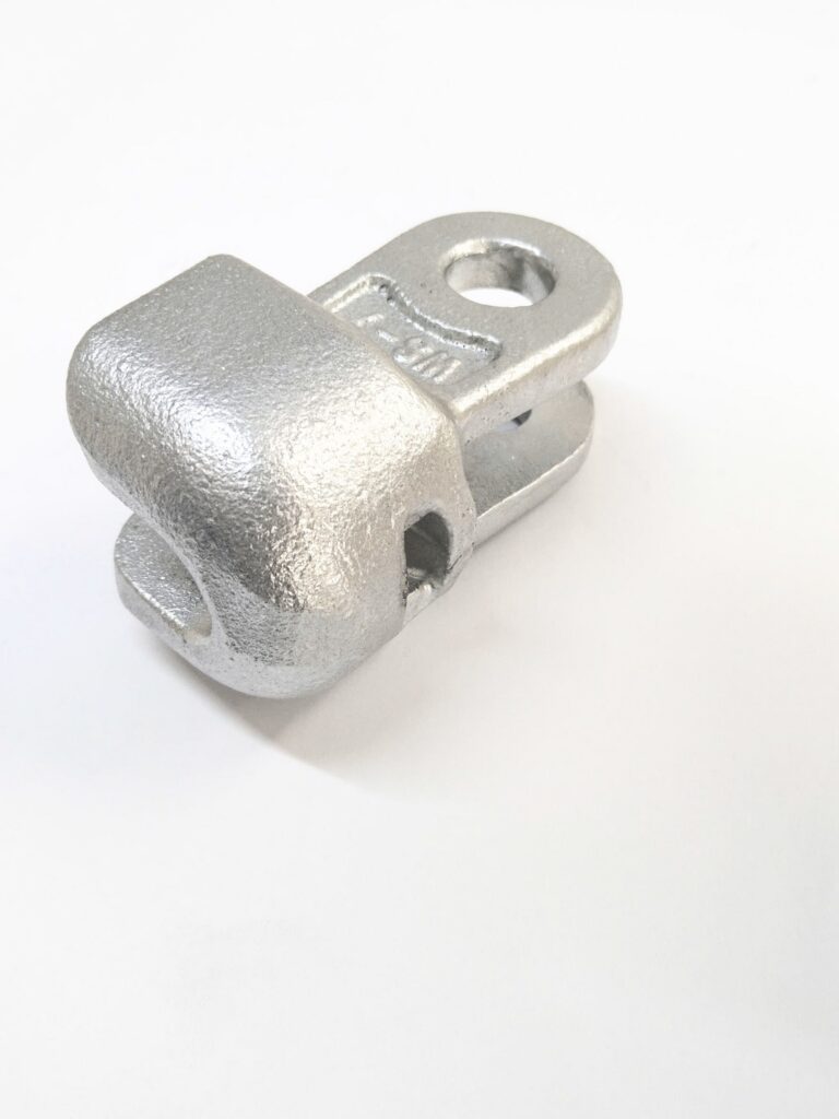 Socket clevis connects insulators