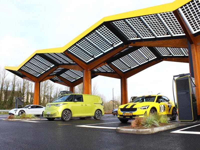 Los paneles solares fotovoltaicos alimentan la infraestructura de carga de vehículos eléctricos.