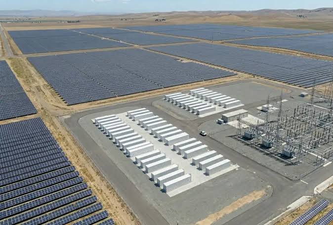 Sistemas BESS integrados con una planta solar fotovoltaica