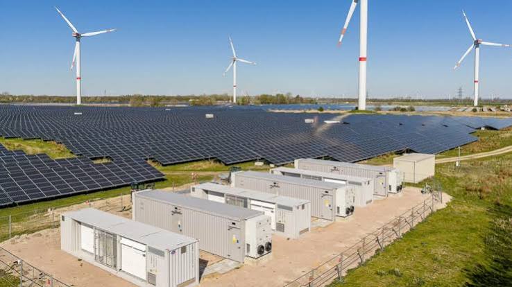 Proyecto solar integrado con energía eólica y sistemas de almacenamiento de energía en baterías (BESS)
